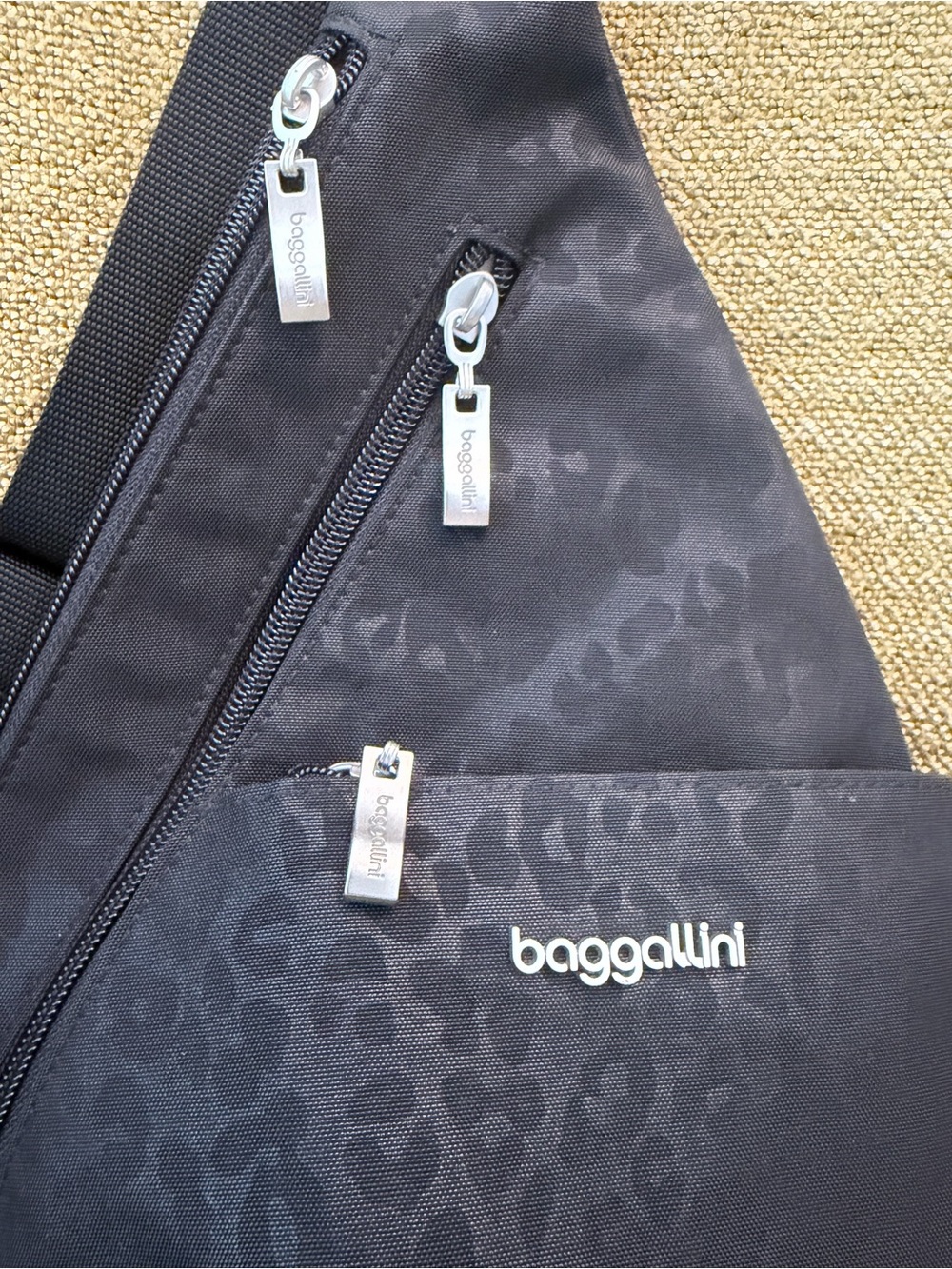 EUC Baggallini Black Chettah RFID Print Nylon Mini Crossbody Sling Travel Bag - Picture 2 of 13